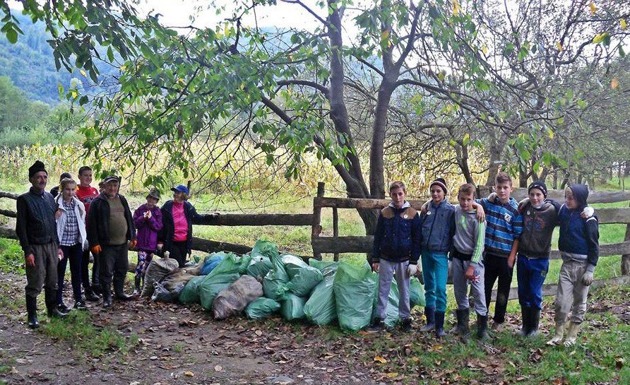 Tinerii voluntari năsăudeni au adunat o tonă de deșeuri 52319