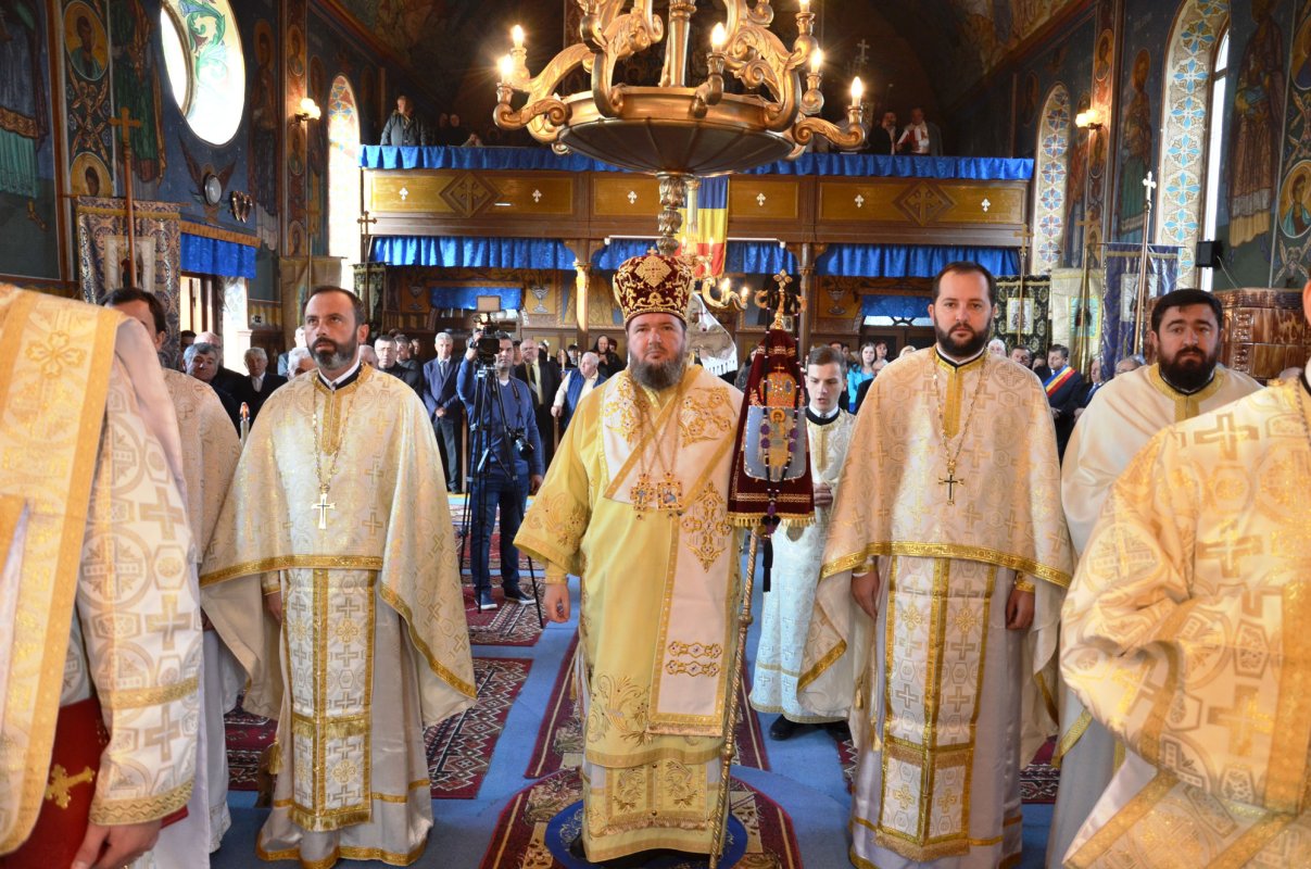 Slujiri arhiereşti în Duminica a 18-a după Rusalii 52278