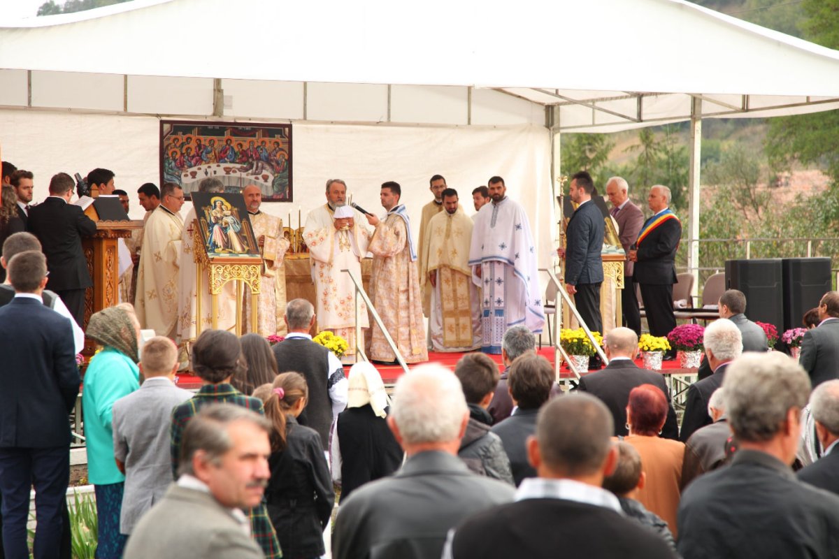 Slujiri arhiereşti în Duminica a 18-a după Rusalii 52279