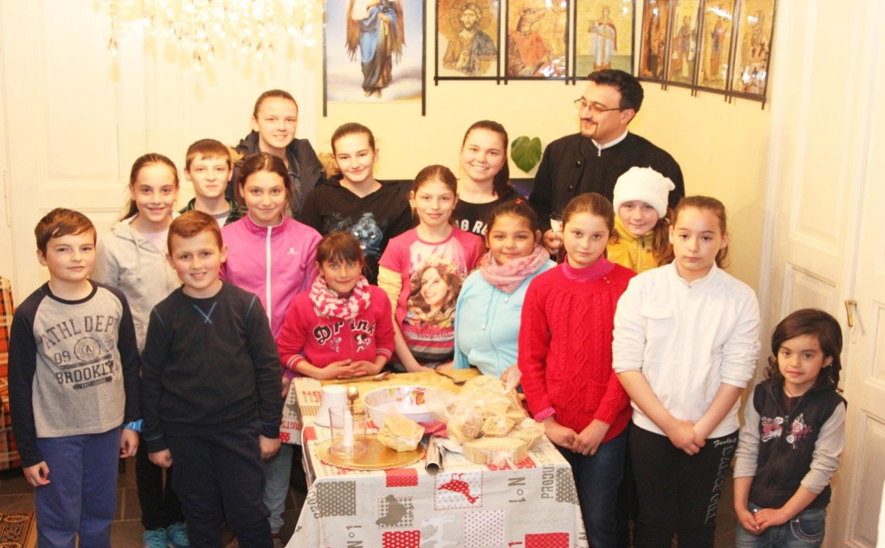 Program catehetic și activități cu tinerii la Hamba 52065