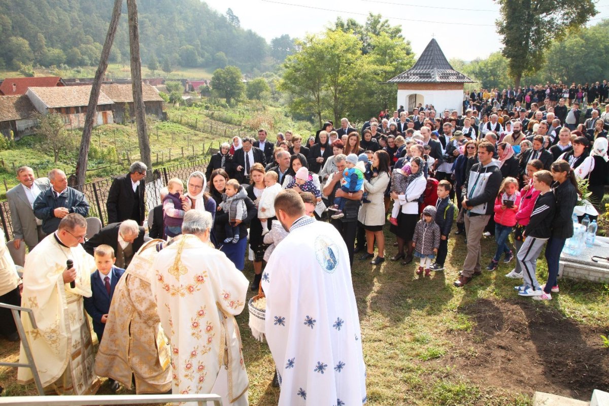 Cum a renăscut biserica din Mălâncrav prin truda preotului 52003