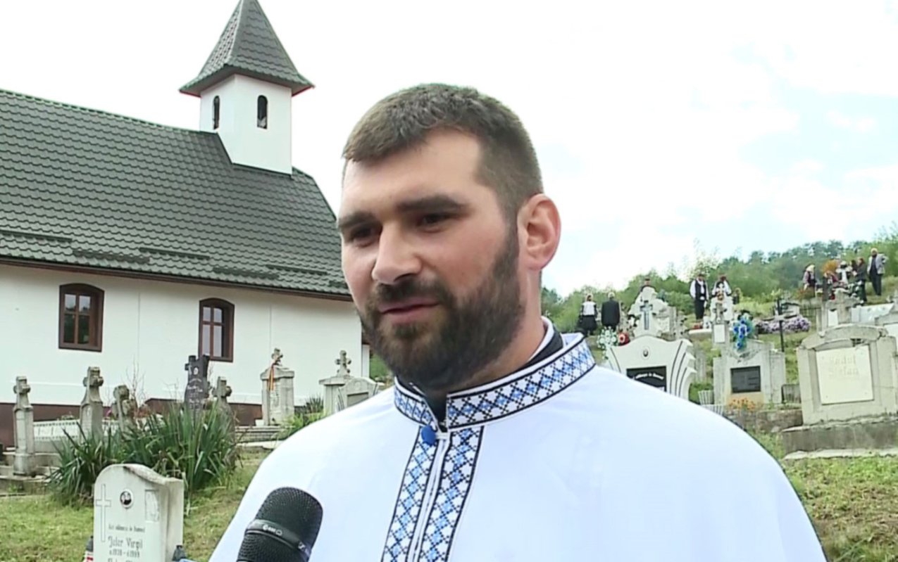 Cum a renăscut biserica din Mălâncrav prin truda preotului 52005