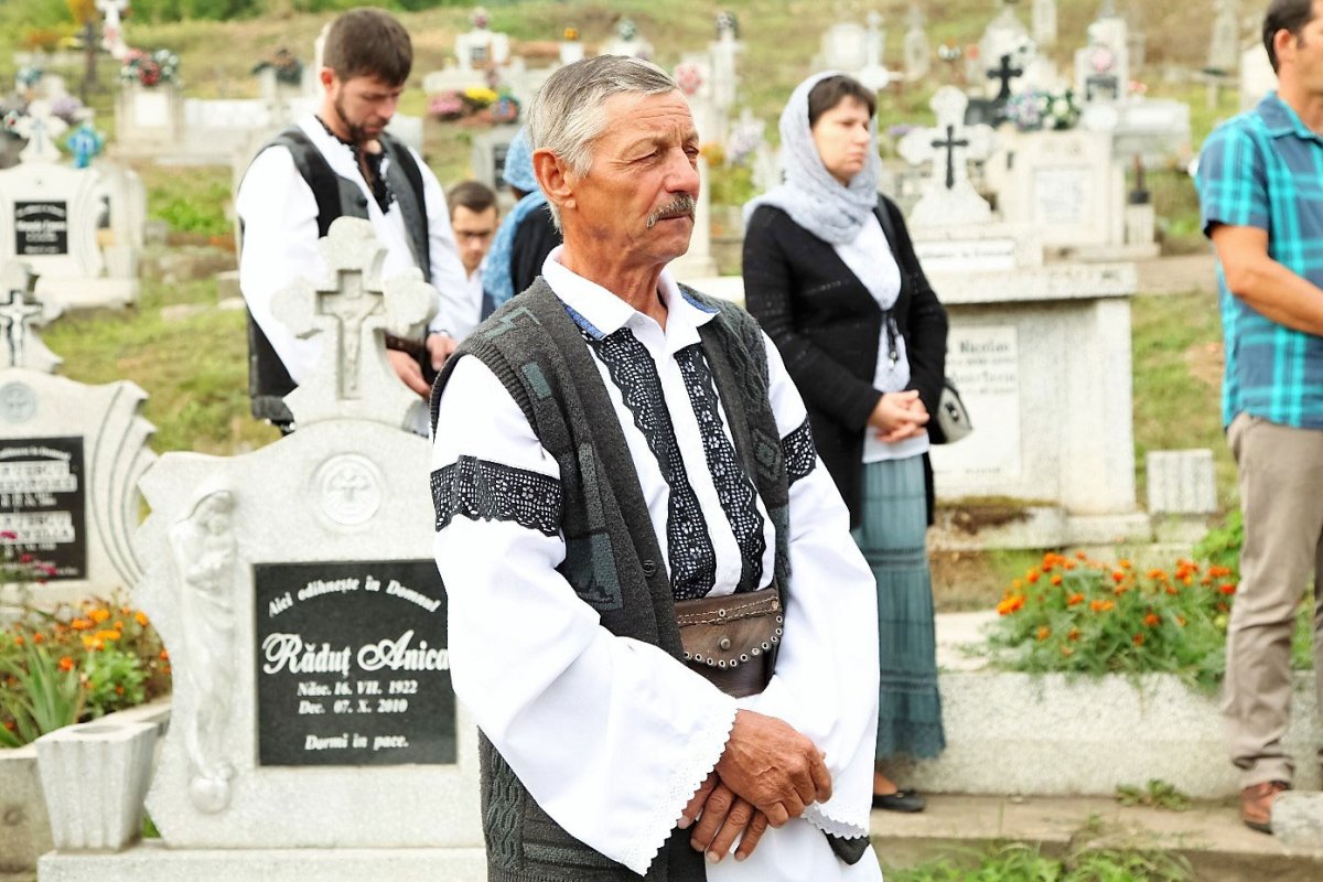 Cum a renăscut biserica din Mălâncrav prin truda preotului 52006