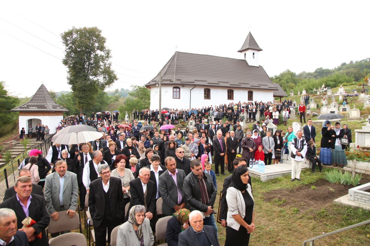 Cum a renăscut biserica din Mălâncrav prin truda preotului 52008