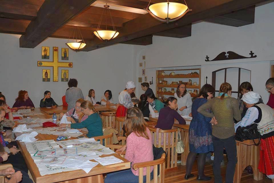 Iubitori ai portului popular, reuniţi într-un atelier de cusut tradiţional 51998
