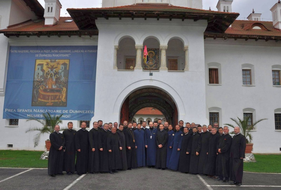 Preoţi din Eparhia Romanului şi Bacăului, la cursuri de formare pentru capelani  52001