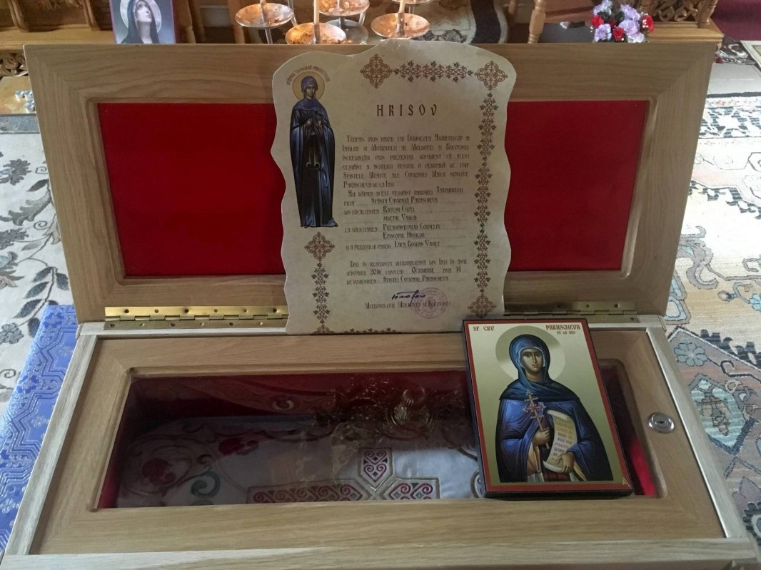Veşmântul Sfintei Parascheva, spre închinarea credincioşilor din Rateşu Cuzei 51895