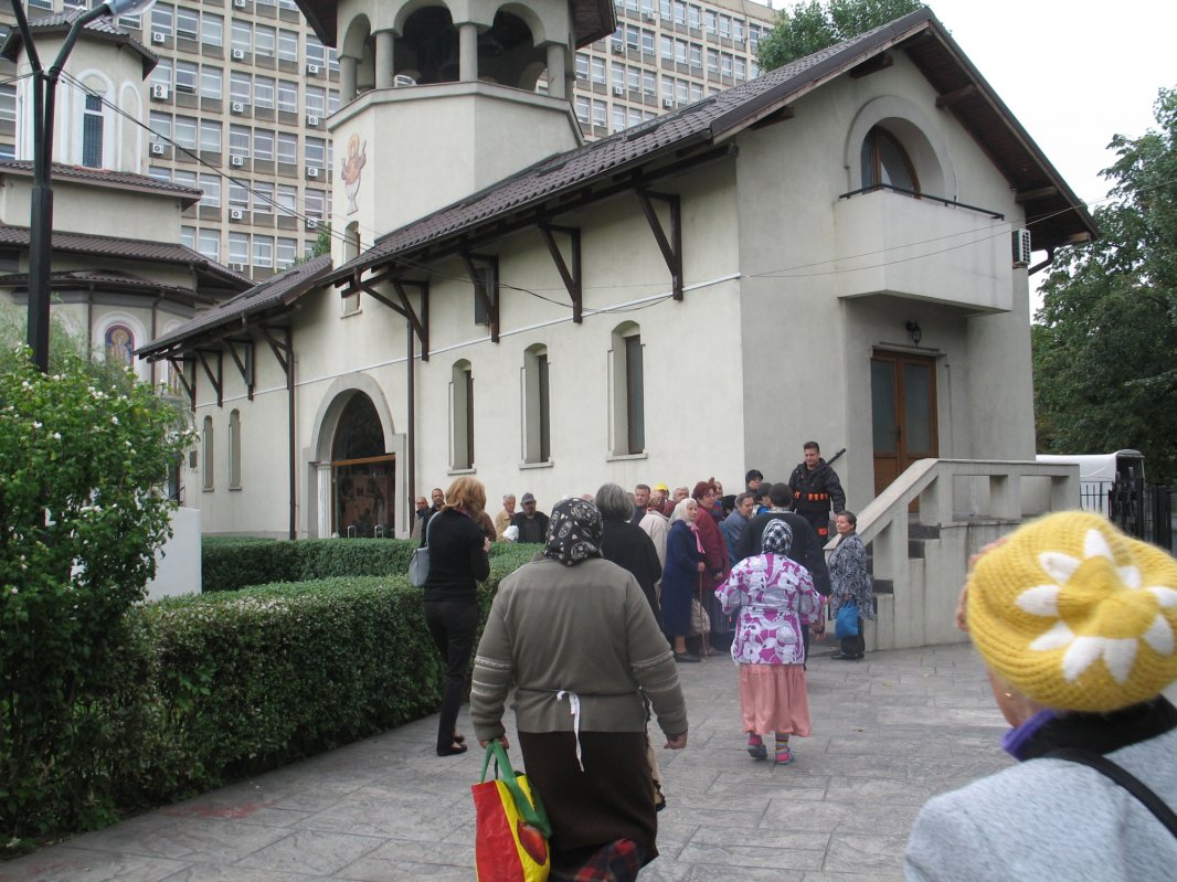 Hrană pentru nevoiași la Biserica Doamna Oltea 51858