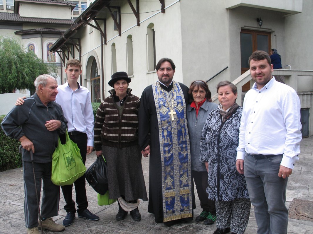 Hrană pentru nevoiași la Biserica Doamna Oltea 51859