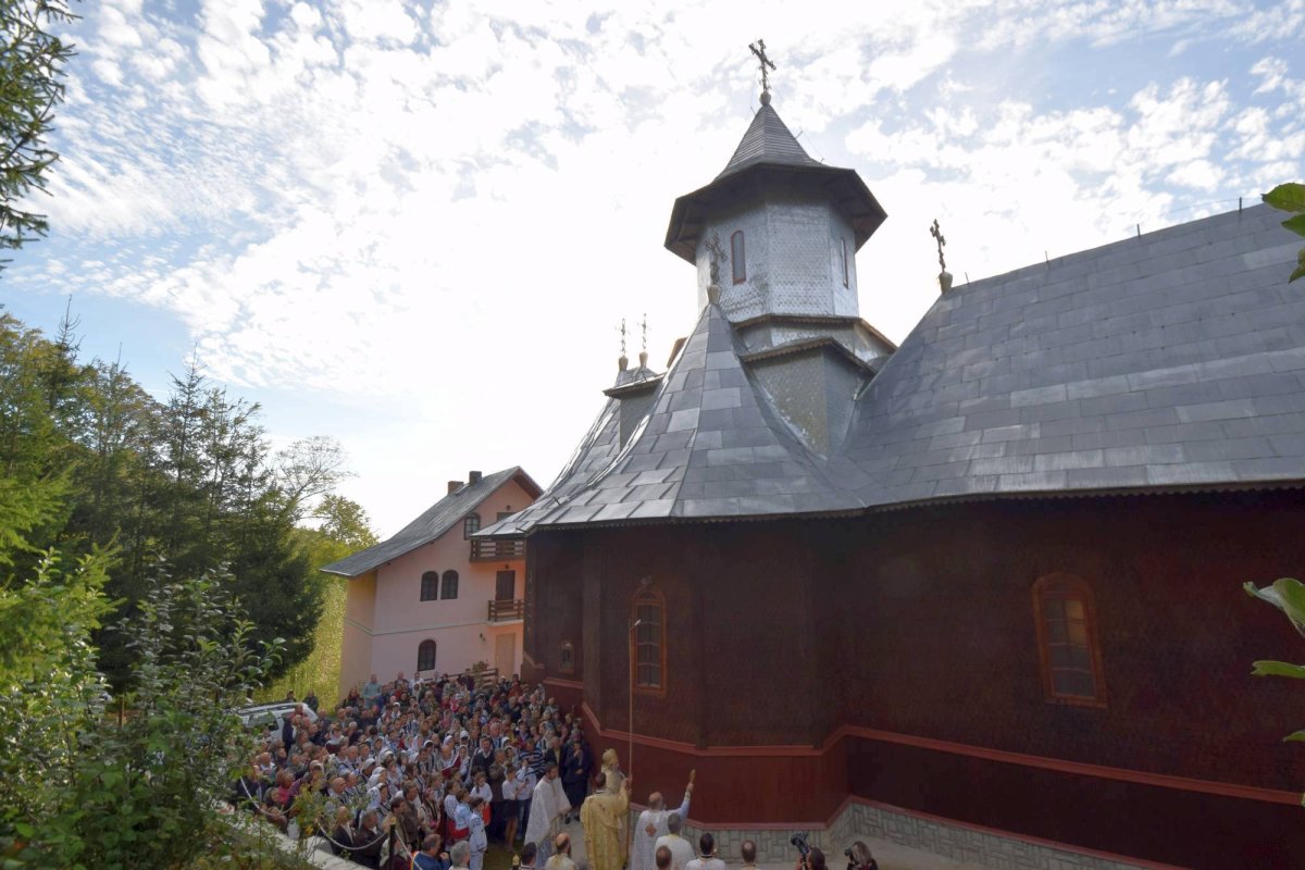 IPS Mitropolit Teofan a resfinţit biserica parohială din Neguleşti 51823