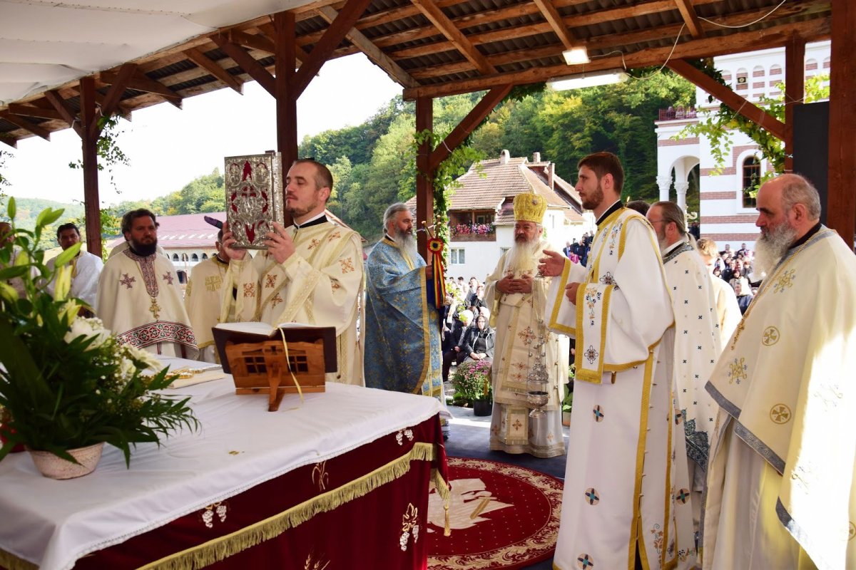 Târnosiri, hramuri și binecuvântări arhierești 51763