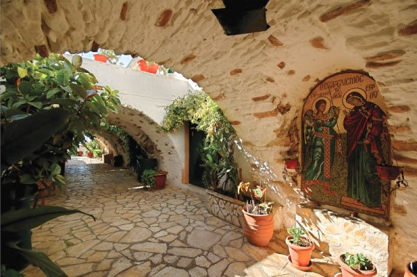 În grădina Maicii Domnului din Paleokastritsa 51584