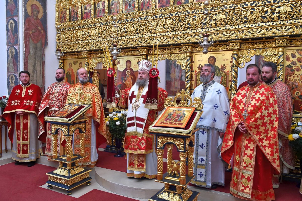 Rugăciune la o biserică martir din București 51500