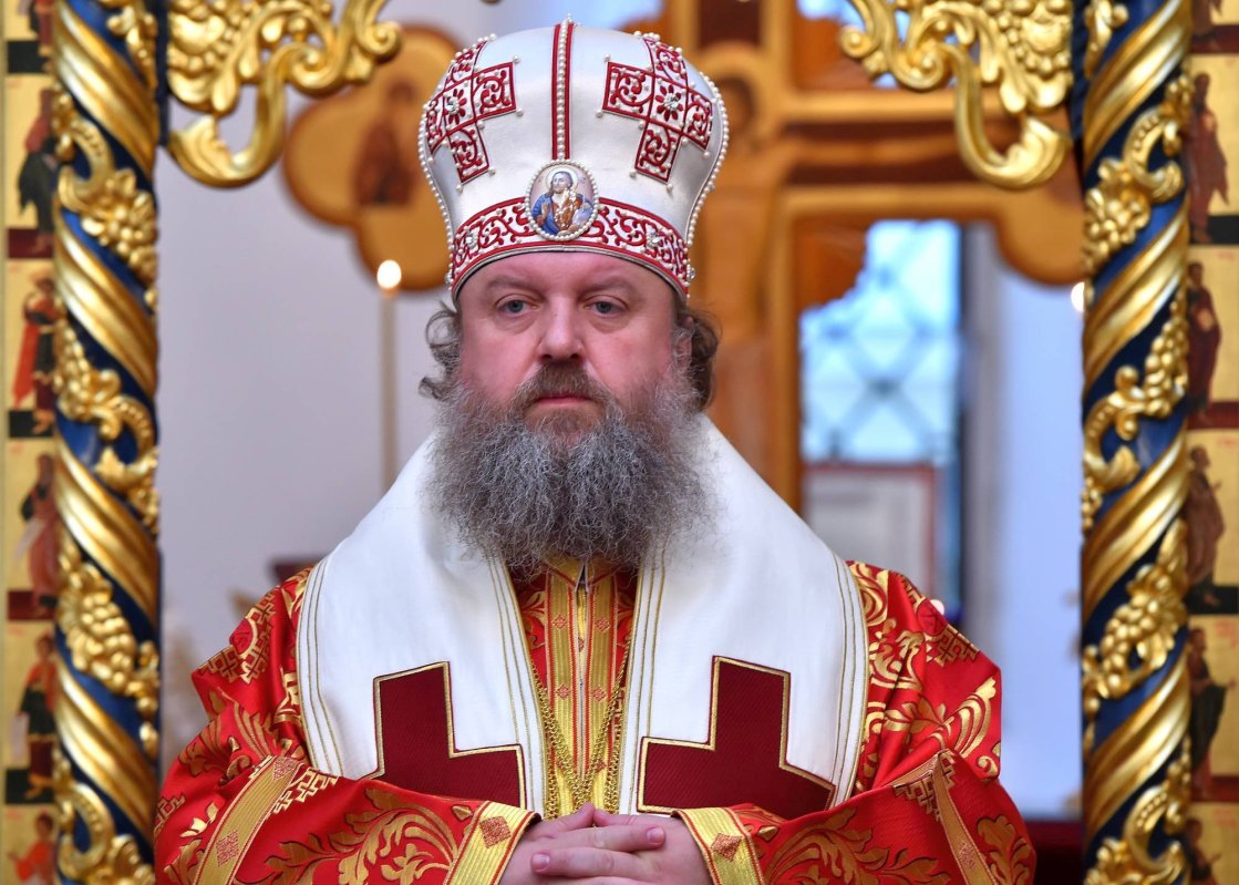 Rugăciune la o biserică martir din București 51501