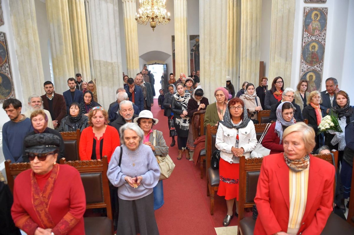 Rugăciune la o biserică martir din București 51504