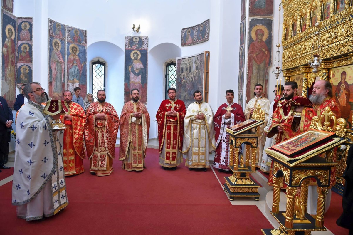 Rugăciune la o biserică martir din București 51506