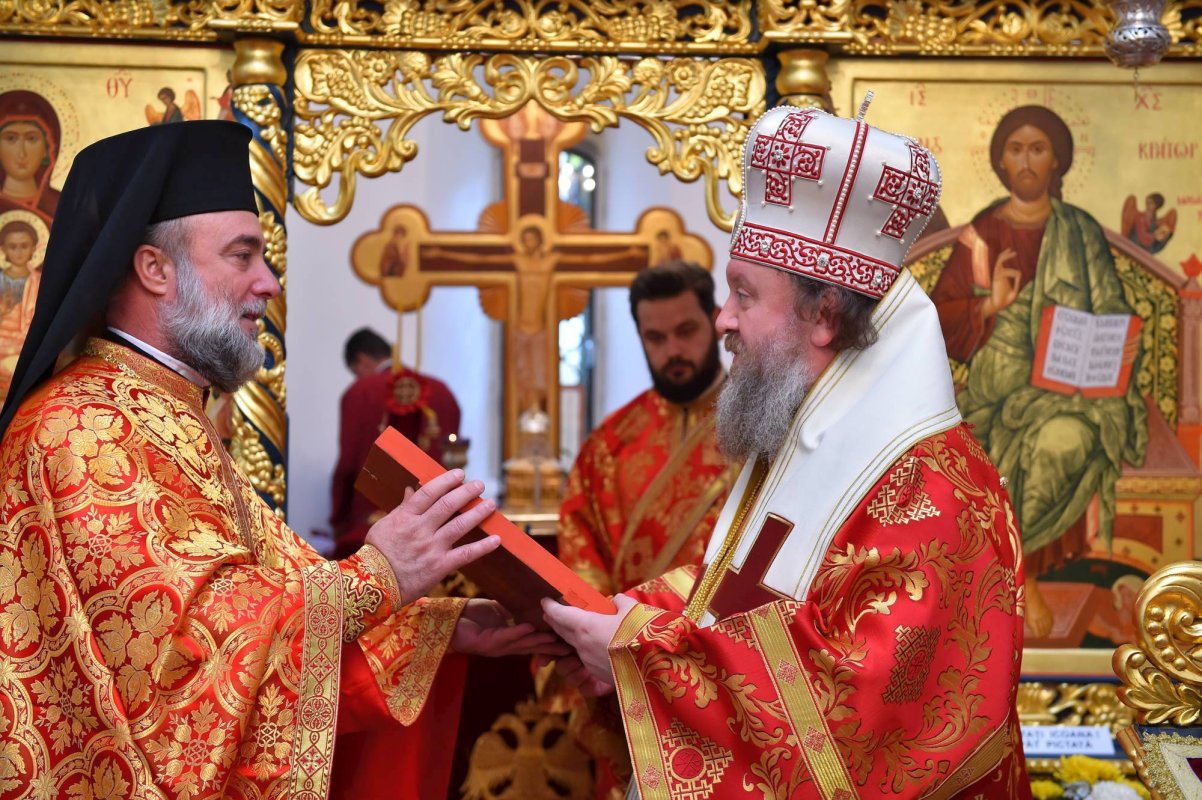 Rugăciune la o biserică martir din București 51507