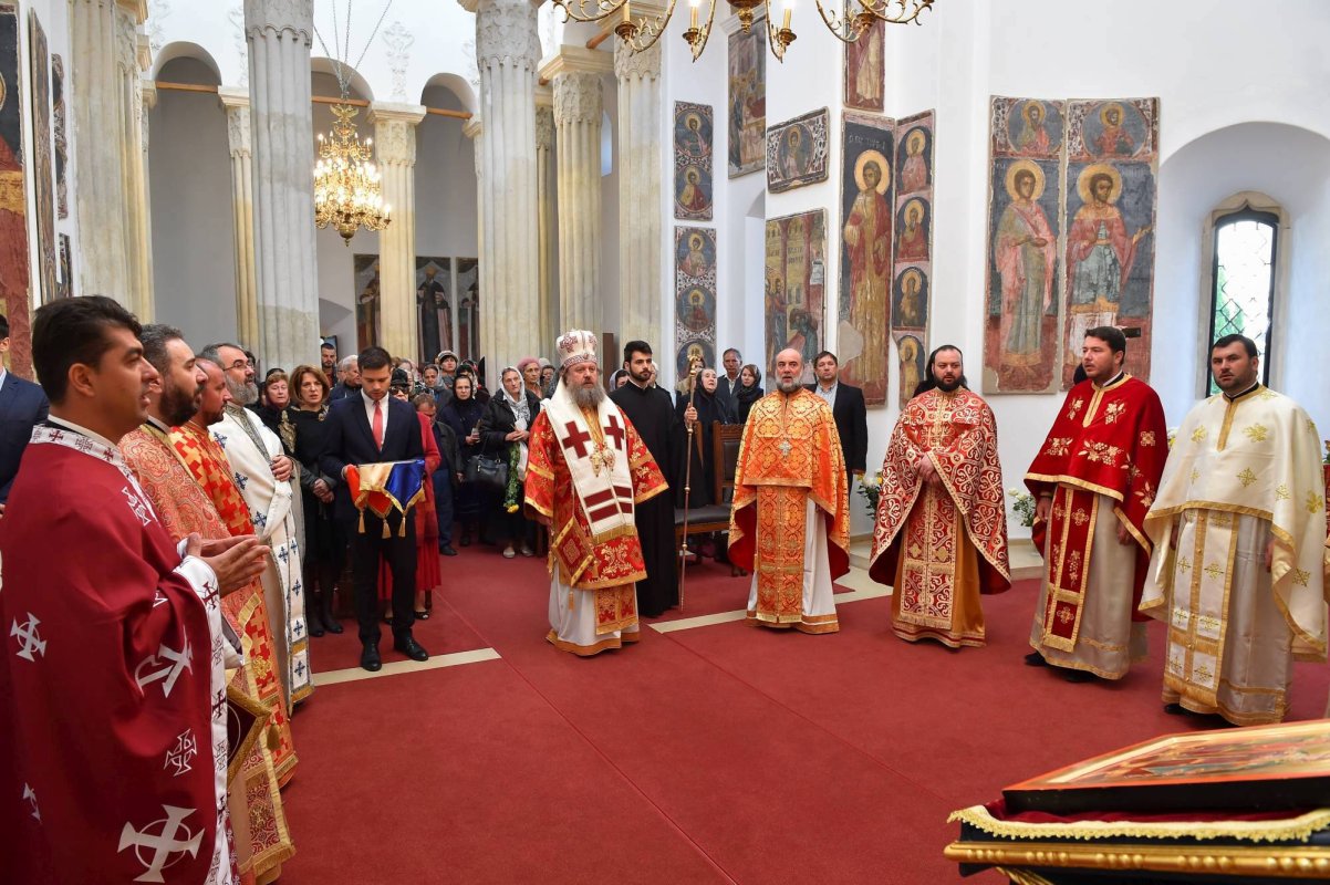 Rugăciune la o biserică martir din București 51508