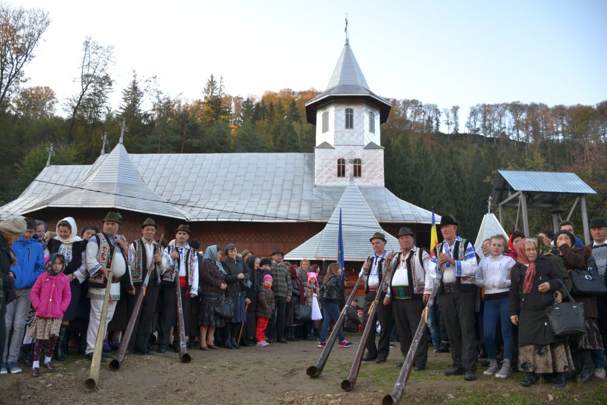 Sfinţire de biserică la Piatra Şoimului, după 16 ani de lucrări 51411