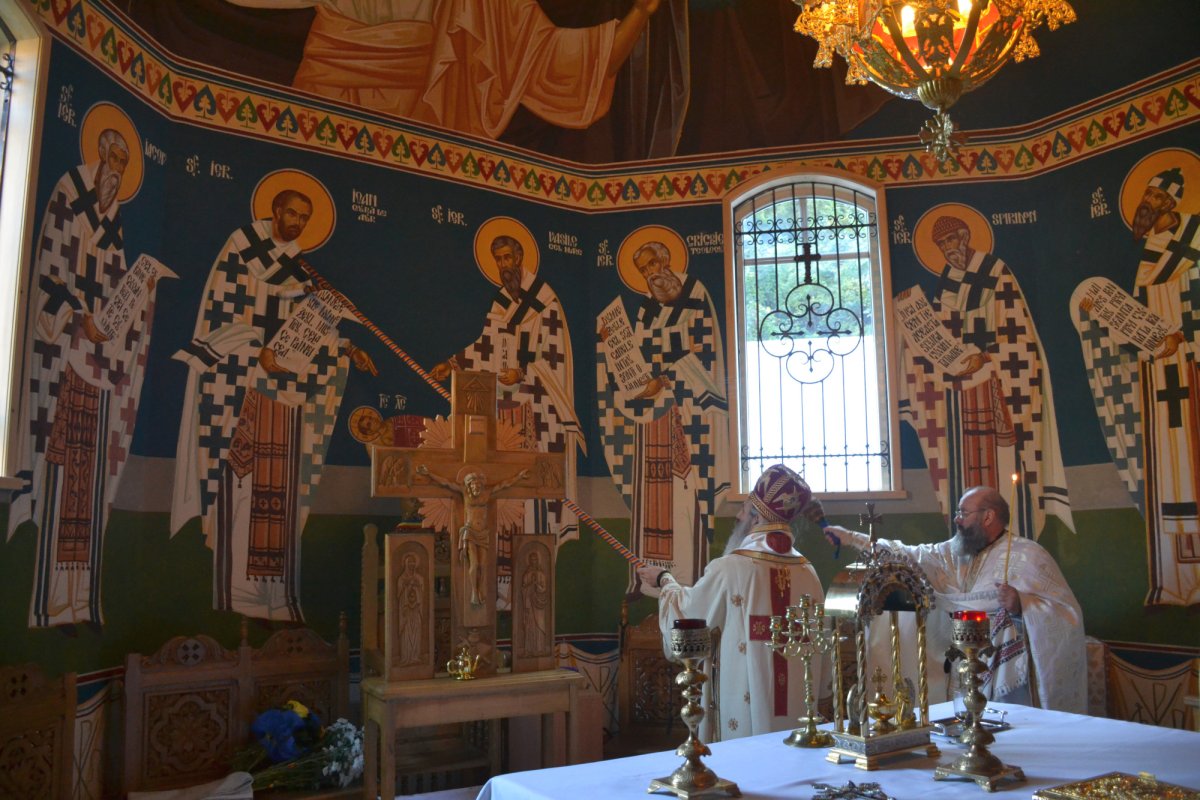 Sfinţire de biserică la Piatra Şoimului, după 16 ani de lucrări 51412