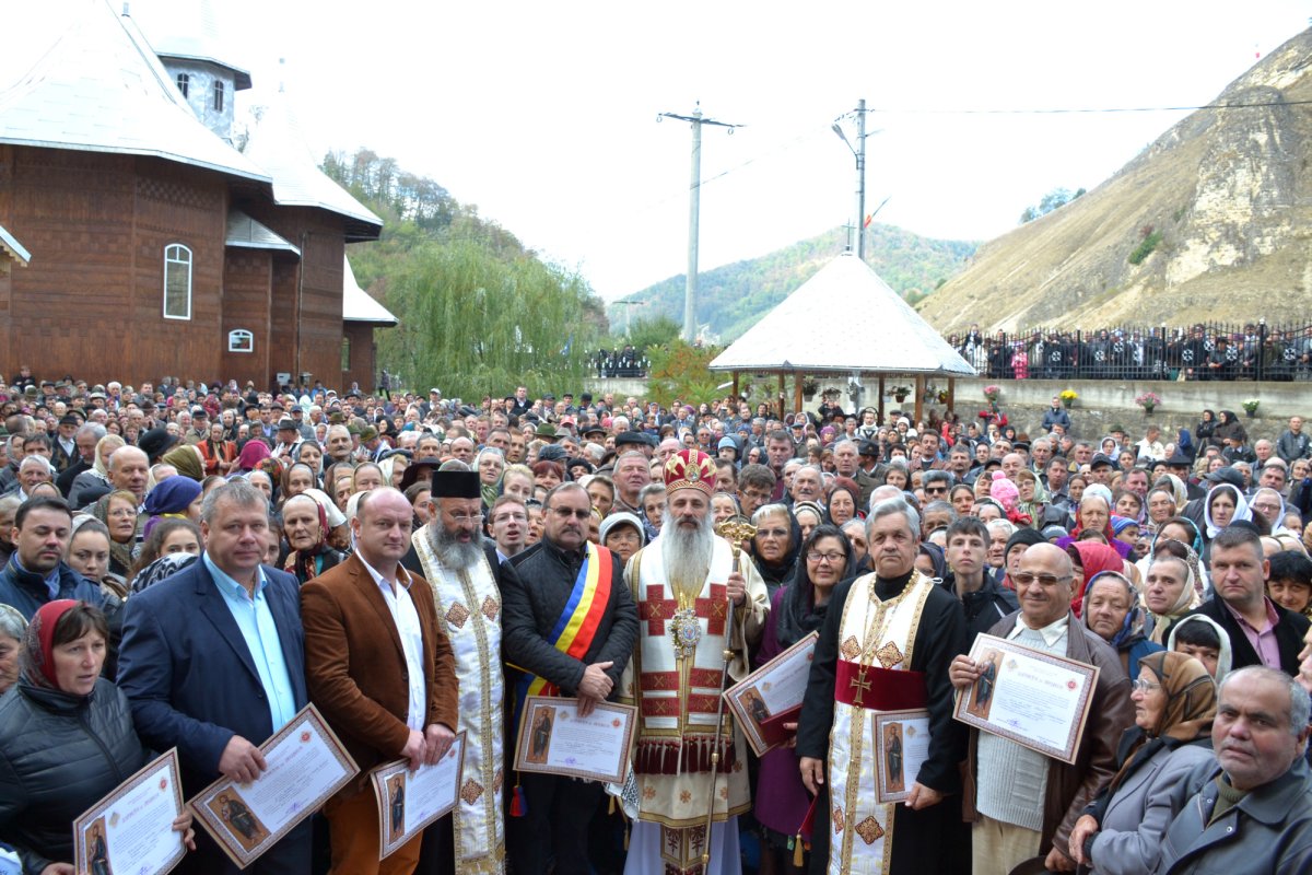 Sfinţire de biserică la Piatra Şoimului, după 16 ani de lucrări 51414