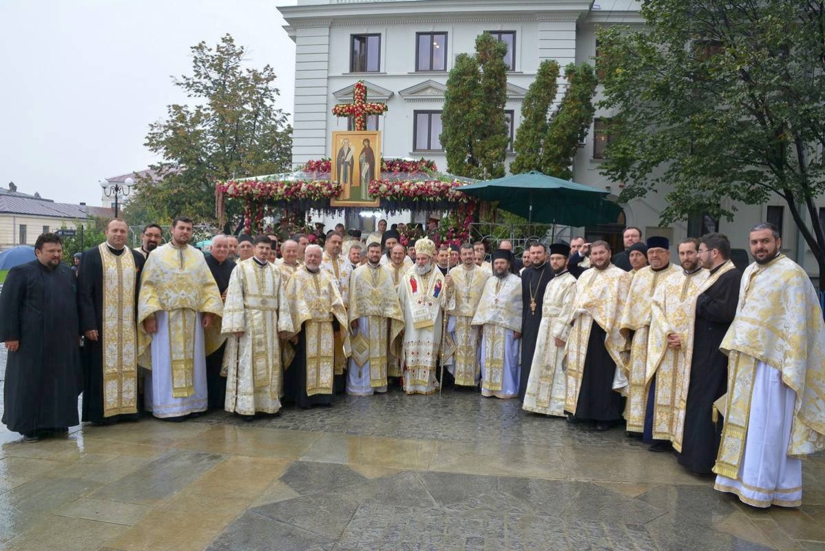 Pelerini din Arhiepiscopia Romanului şi Bacăului, la racla Sfintei Parascheva 51272