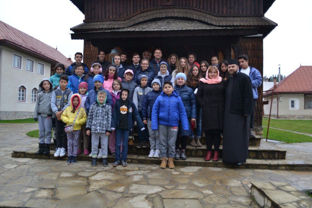 Tineri din Deva în excursie la Oaşa, judeţul Alba 51342