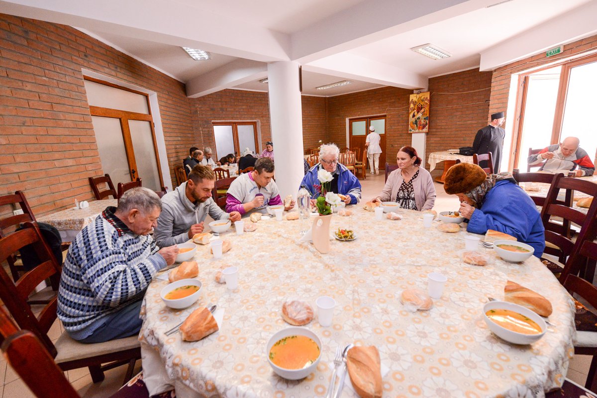 Zilnic o masă caldă pentru 200 de persoane 51209