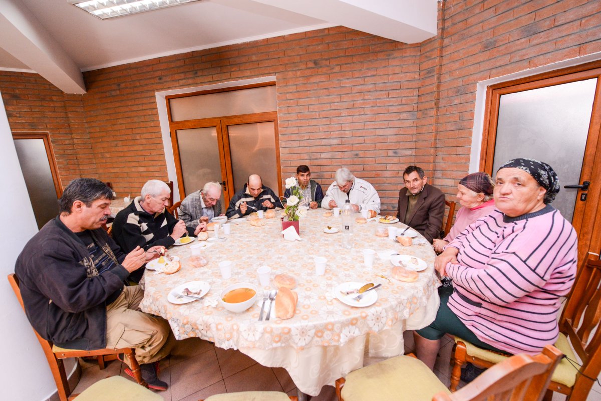 Zilnic o masă caldă pentru 200 de persoane 51211