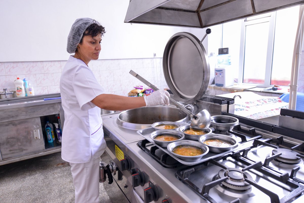 Zilnic o masă caldă pentru 200 de persoane 51212