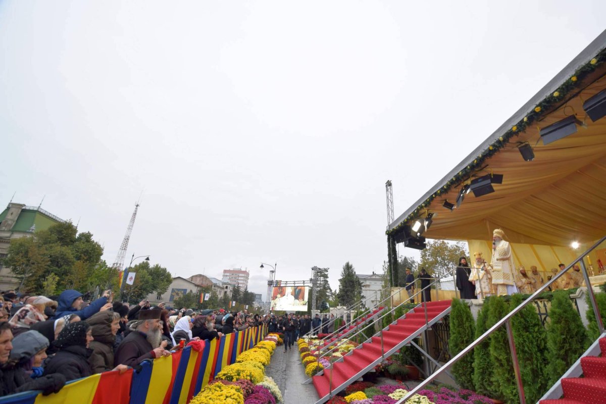 „Dragi pelerini, dumneavoastră creaţi frumuseţea sărbătorii hramului Sfintei Parascheva!“ 51036