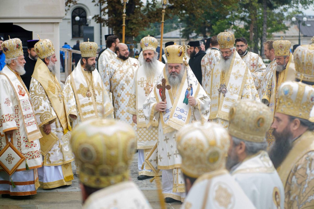 „Dragi pelerini, dumneavoastră creaţi frumuseţea sărbătorii hramului Sfintei Parascheva!“ 51037