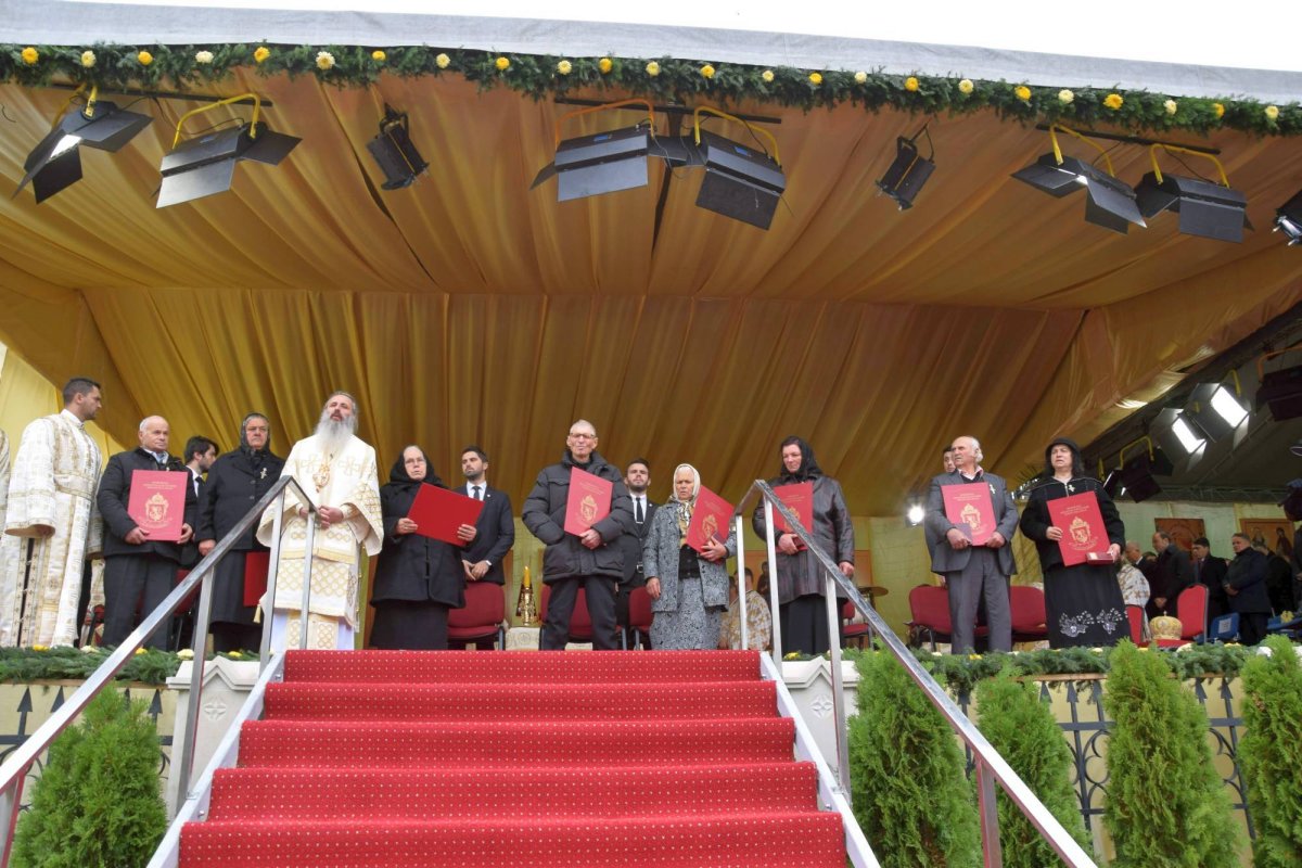 „Dragi pelerini, dumneavoastră creaţi frumuseţea sărbătorii hramului Sfintei Parascheva!“ 51046