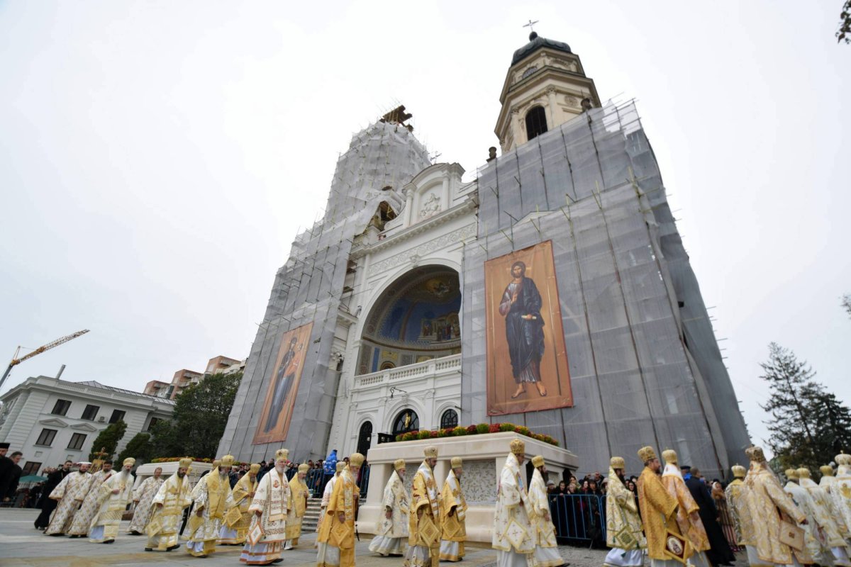 „Dragi pelerini, dumneavoastră creaţi frumuseţea sărbătorii hramului Sfintei Parascheva!“ 51048