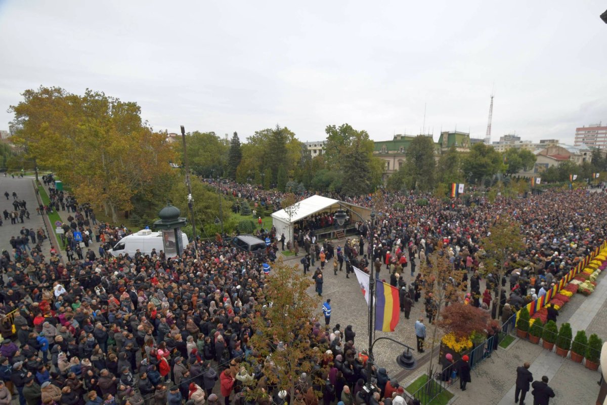 „Dragi pelerini, dumneavoastră creaţi frumuseţea sărbătorii hramului Sfintei Parascheva!“ 51049