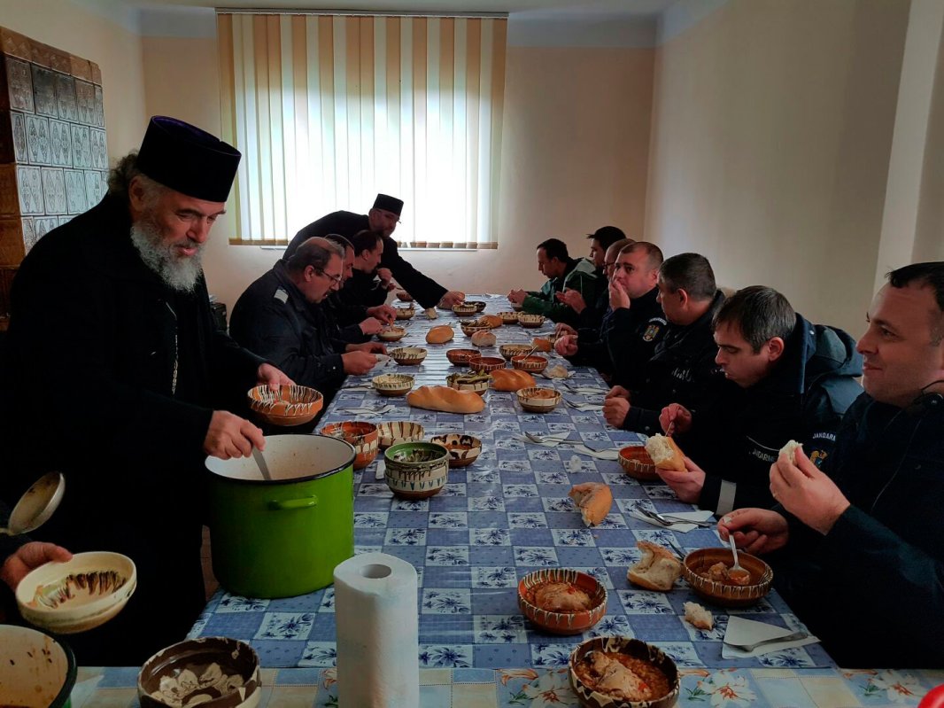 O mână întinsă către cei năpăstuiți 51090