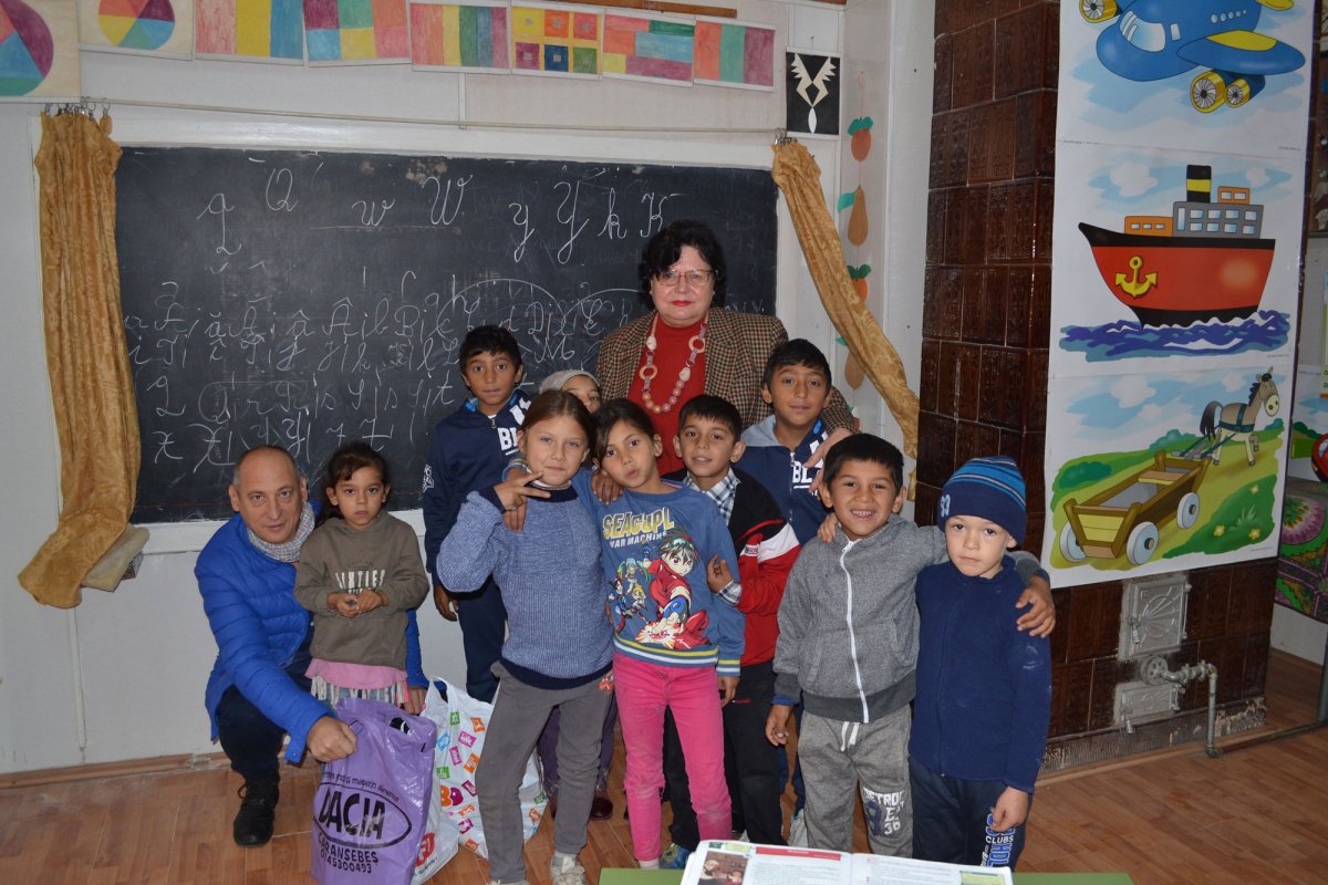 Rechizite școlare pentru elevii Școlii Gimnaziale Nr. 3 din Oțelu-Roșu 51136