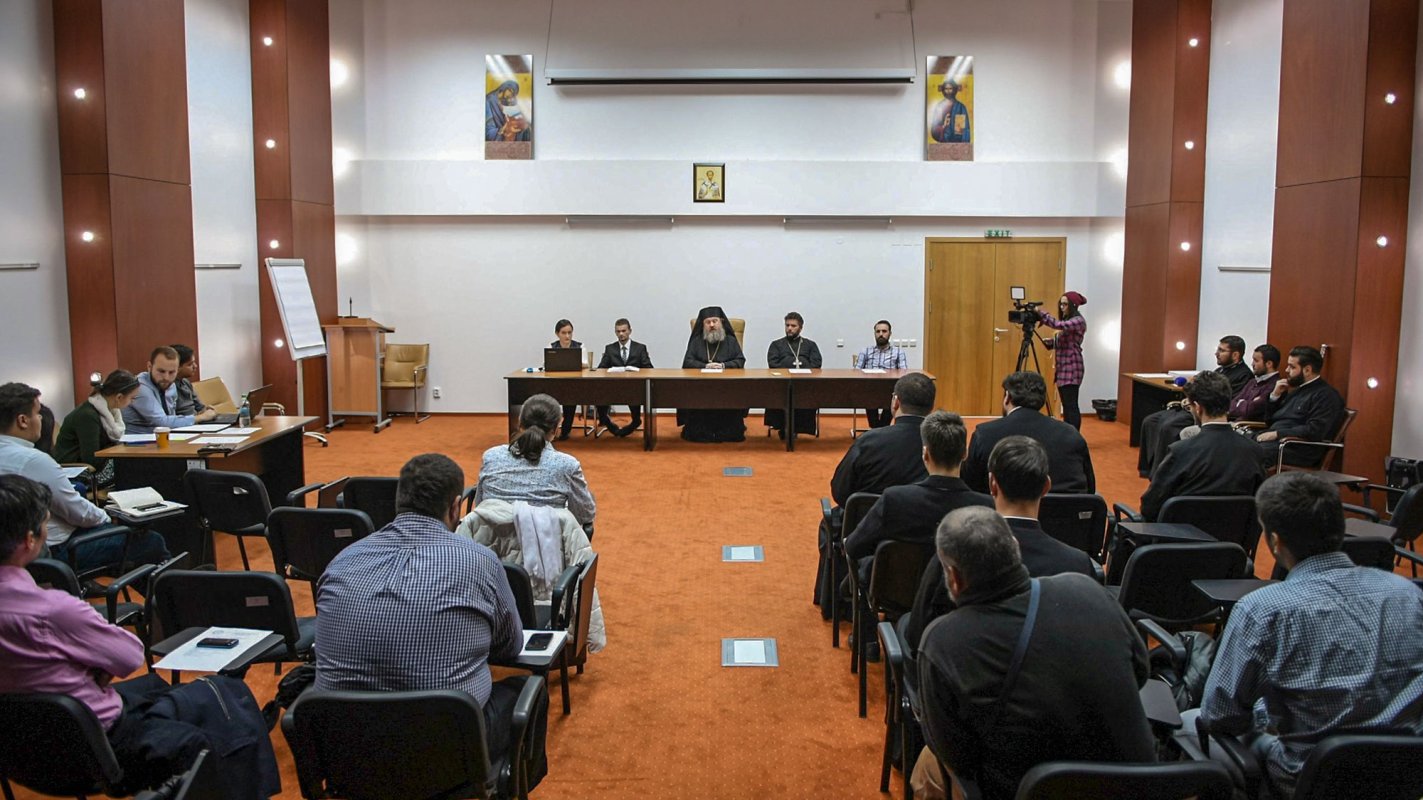 Colaborare a tinerilor pentru primirea pelerinilor 51004