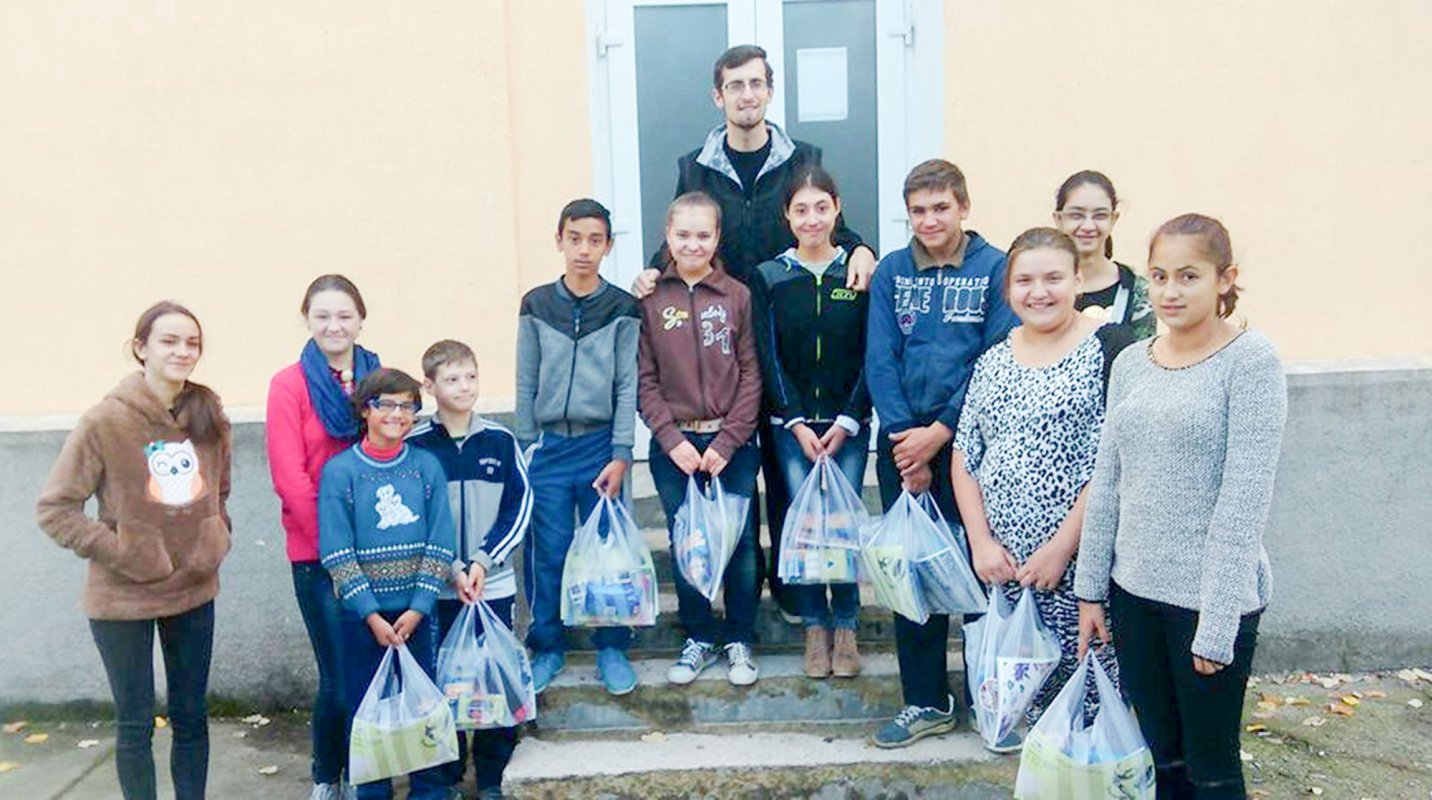 „Ghiozdanul cu bucurii” în Banatul de Munte 50874