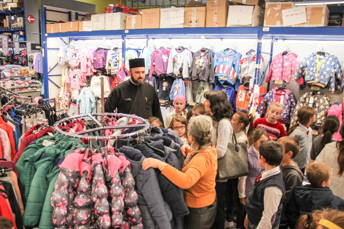 Haine de iarnă pentru copiii familiilor sinistrate din judeţul Galaţi 50858