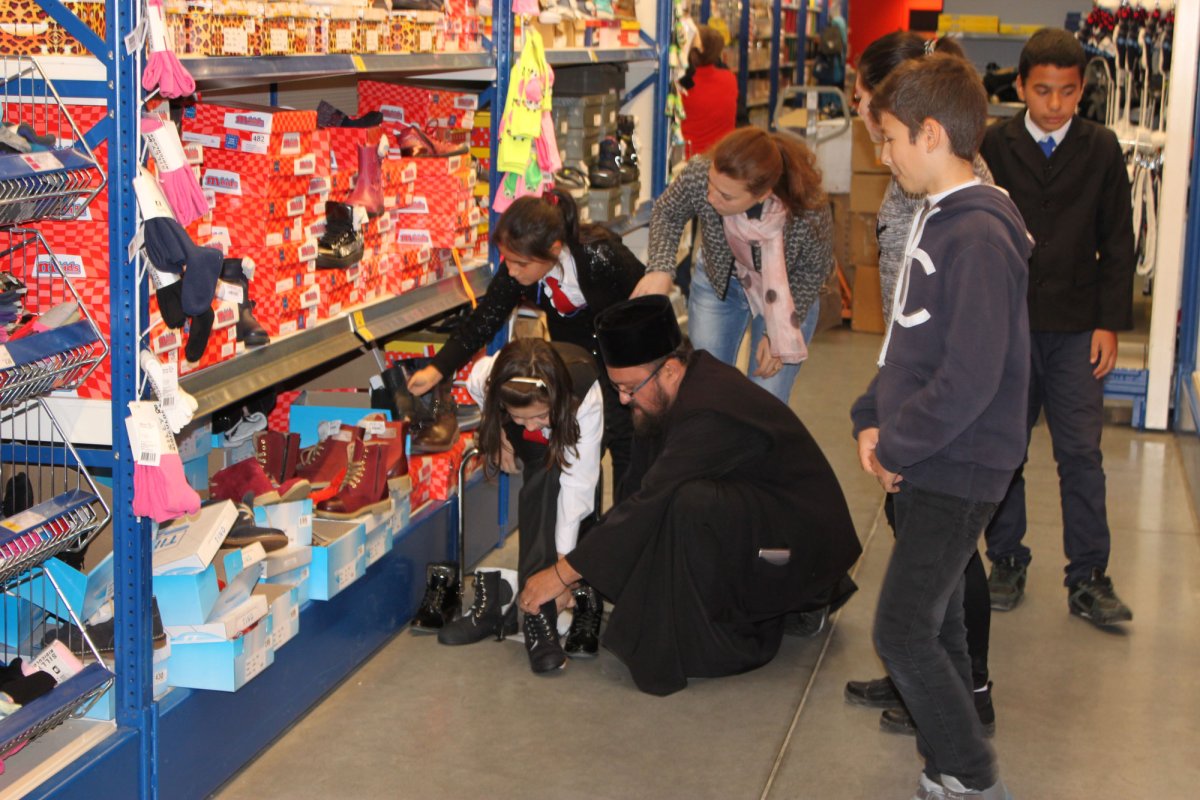 Haine de iarnă pentru copiii familiilor sinistrate din judeţul Galaţi 50859