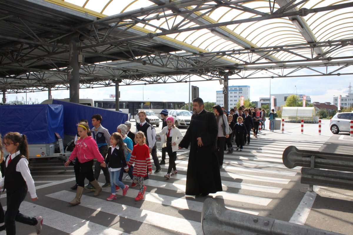 Haine de iarnă pentru copiii familiilor sinistrate din judeţul Galaţi 50860