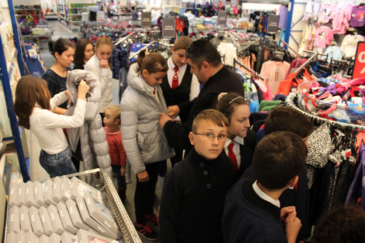 Haine de iarnă pentru copiii familiilor sinistrate din judeţul Galaţi 50861