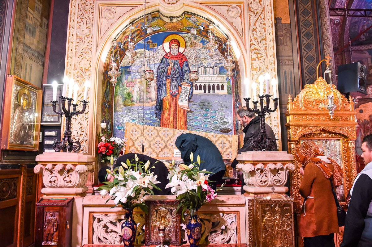 Pelerini în așteptarea moaștelor sfinților ocrotitori 50727