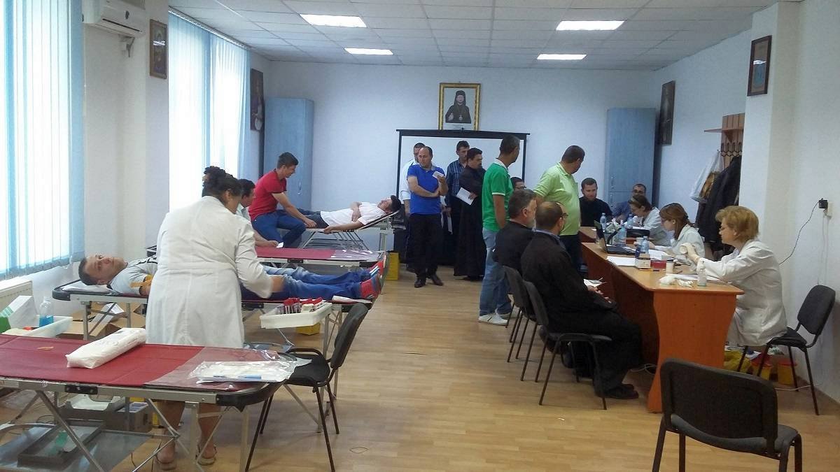 Preoţii din Huşi, aproape de cei în suferinţă 50694