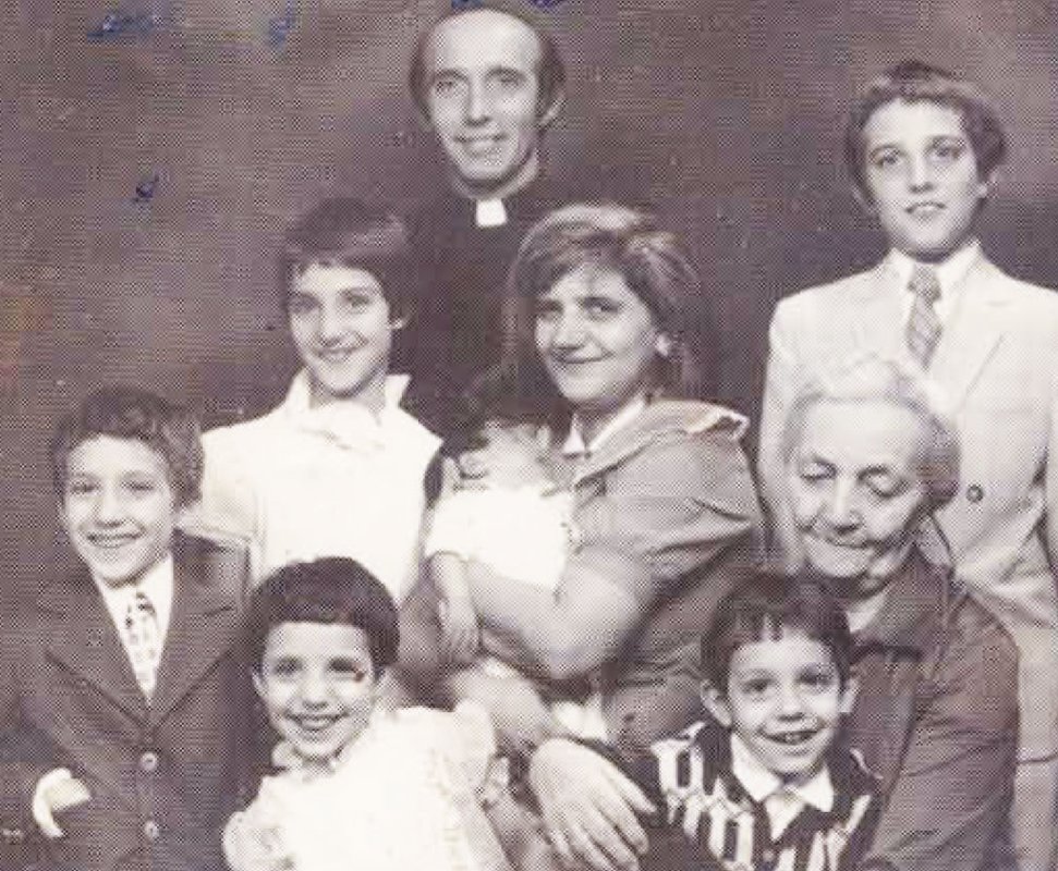 „Limba română este așa de frumoasă, încât merită să îi fac și eu câteva rochii...”  50580