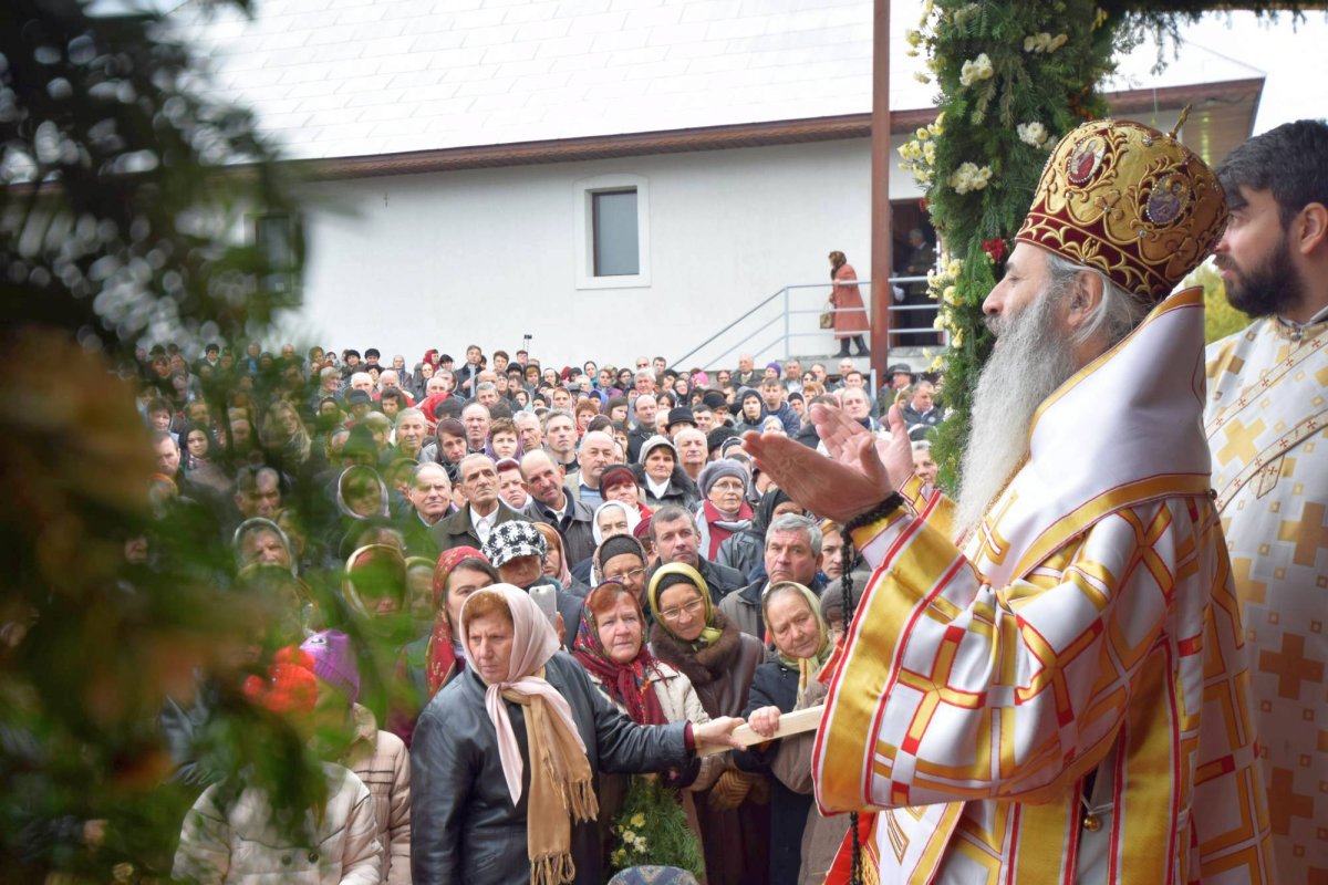 O nouă biserică închinată Sfintei Cuvioase Parascheva, sfinţită de IPS Părinte Mitropolit Teofan 50497
