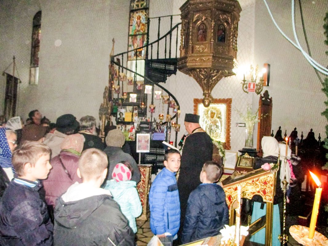 Expoziţie de icoane pentru victimele din incendiul de la clubul Colectiv 50489