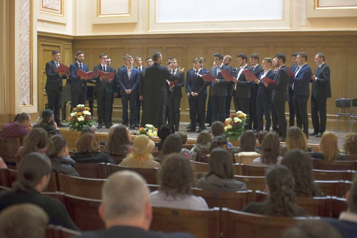 Ieşenii au fost „solidari prin cânt“ cu cei aflaţi în suferinţă 50384