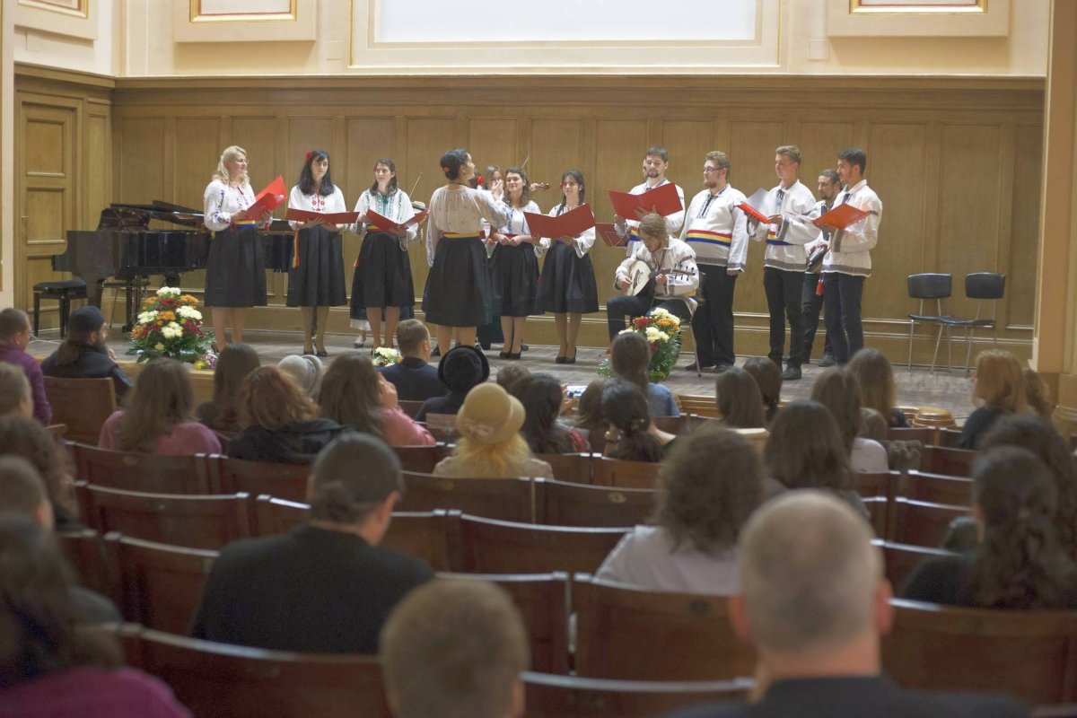 Ieşenii au fost „solidari prin cânt“ cu cei aflaţi în suferinţă 50386